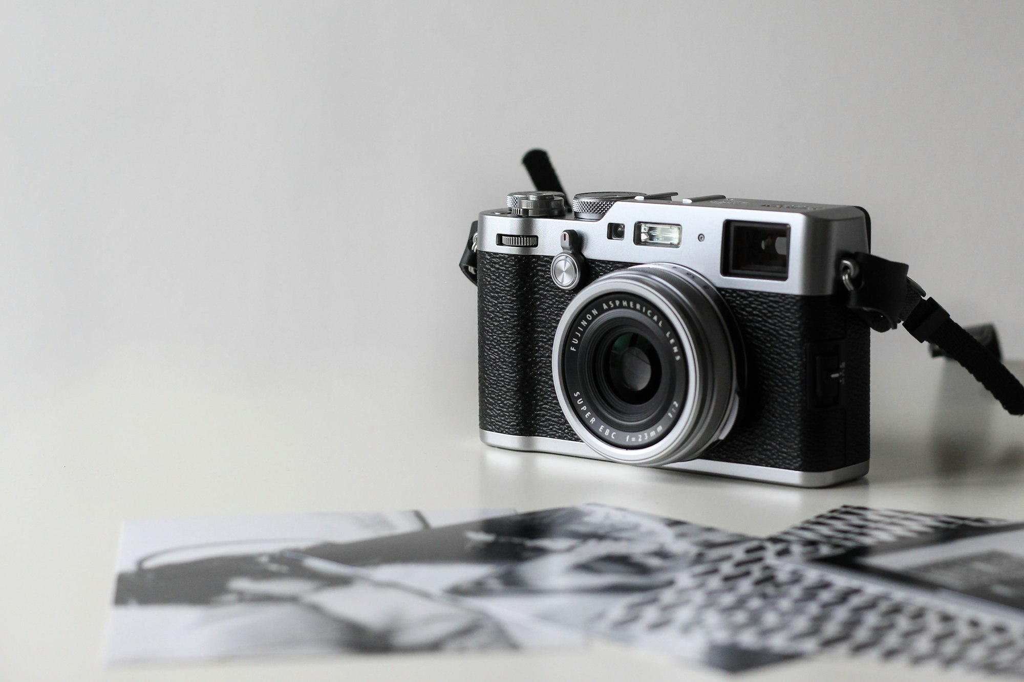 Analogt filmkamera ved siden av fotografier