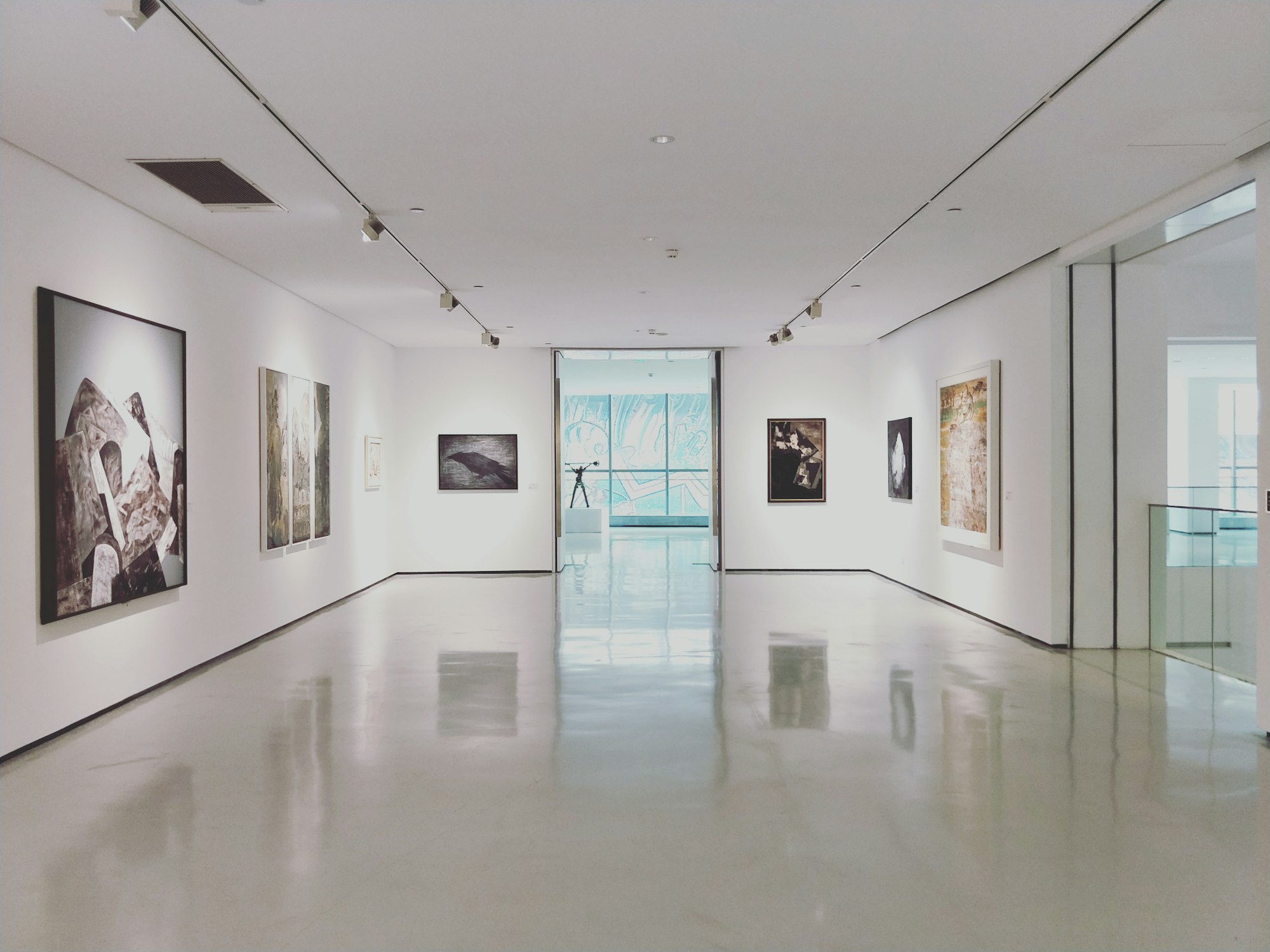 Bilder hengt opp i et galleri